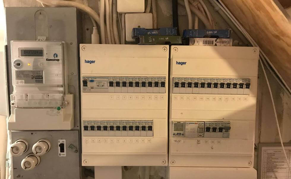 En elcentral med elmätare, dock ej den det handlar om i artikeln.