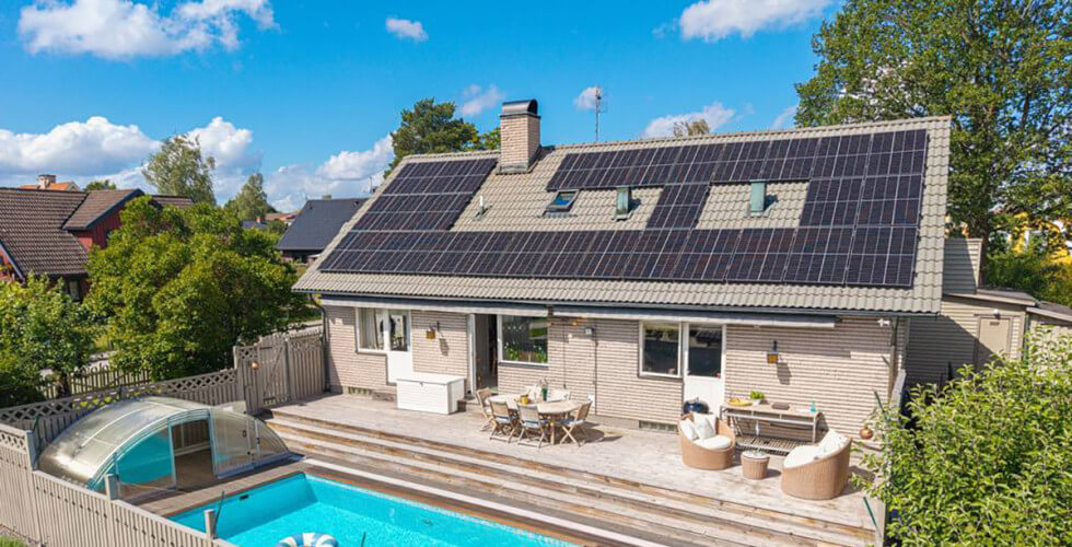 Ett hus med solceller på taket.
