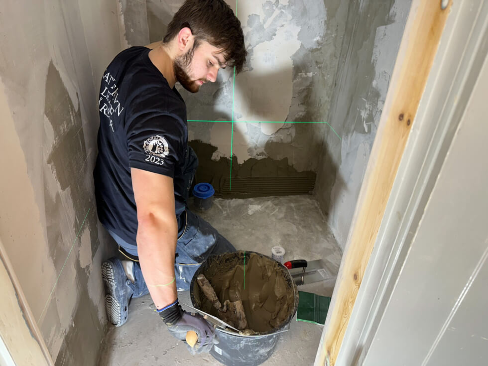 Vår modiga medlem fatsuG7 renoverade och kaklade en toalett, bara 19 år gammal och utan erfarenhet.