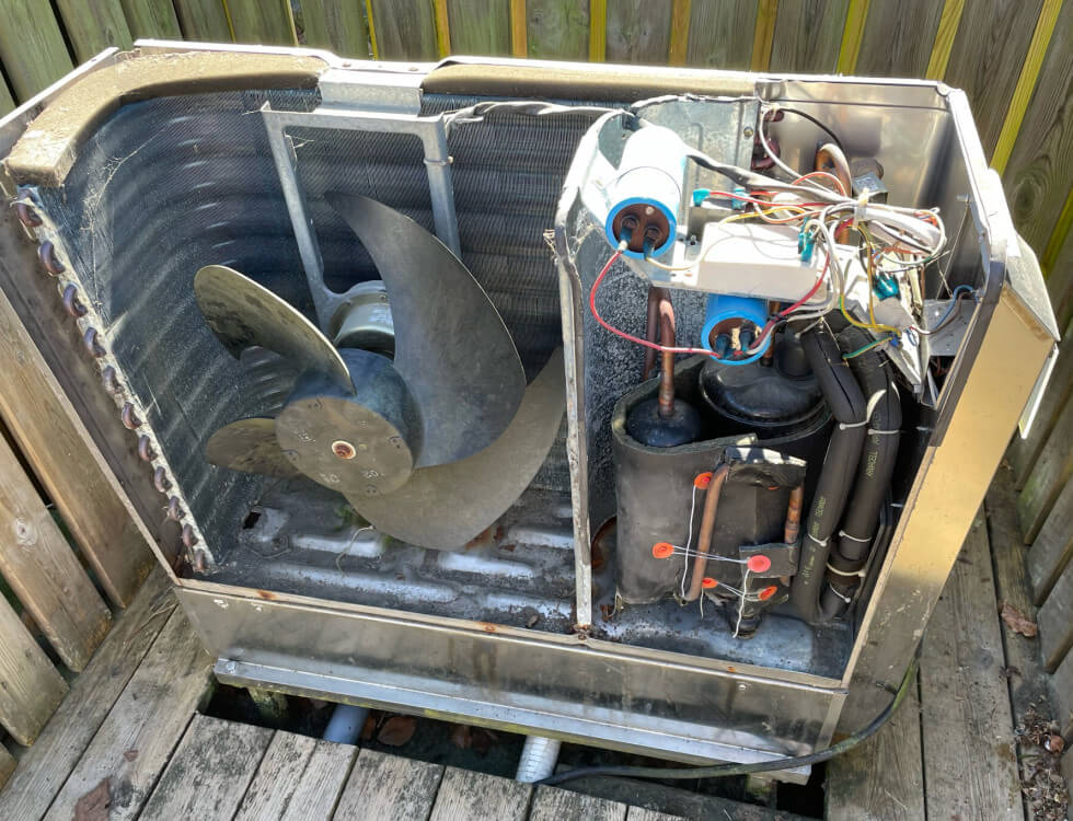 Insidan av en poolvärmepump.