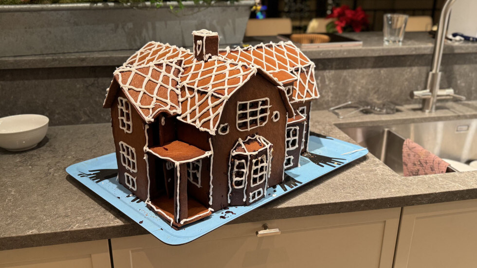 Medlemmen Jon Jäderstens pepparkakshusbygge 2024.