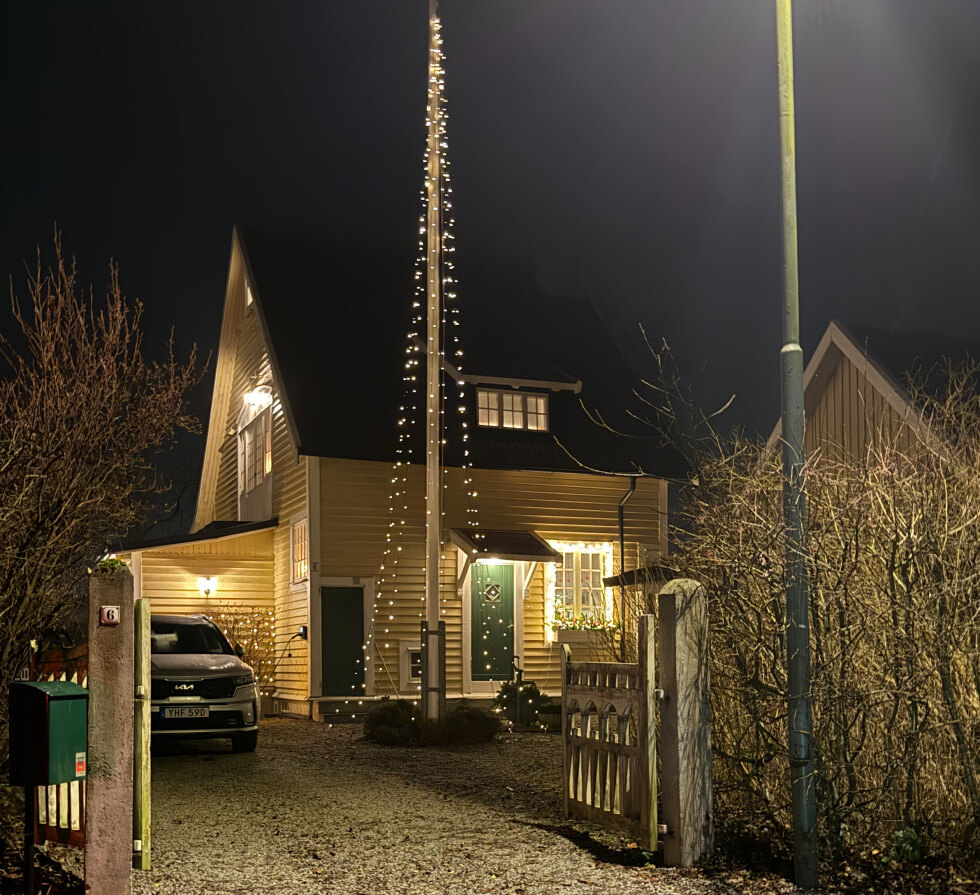 Ljusslinga ramar in fönstret och under det en glittrande balkonglåda.