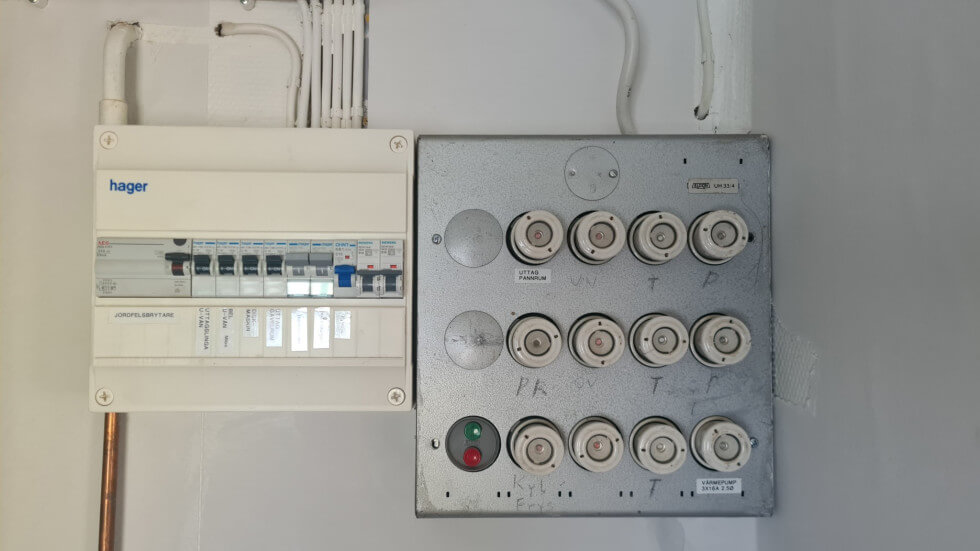 Konsumenten hade beställt jordning av el, byte av elcentral, eluttag och åtta radiatorer. På bilden ser du medlemmen JonasEr:s elcentral.