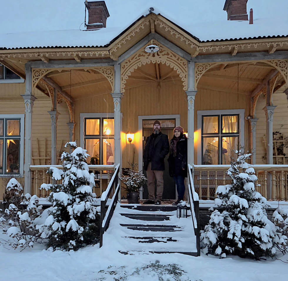 De köpte sekelskiftesvillan i Ydre 2022.