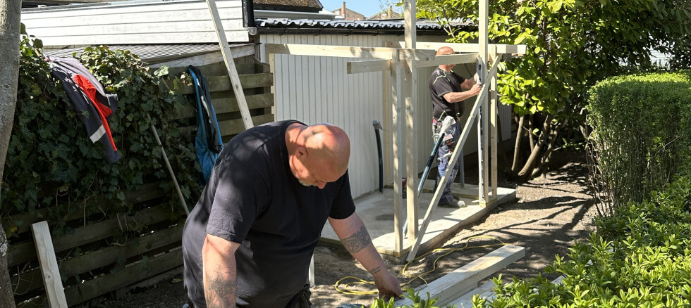 Snickare bygger maskinhus till poolpump.