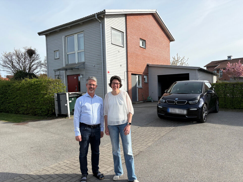 Carita och Håkan Nilsson framför sitt energismarta hus.