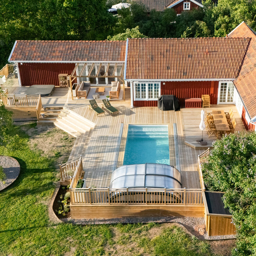 Rohallatorpet på Öland är inte bara ett litet torp längre, det känns mer som ett mansion efter Julia och Henke Nilssons tillbyggnader och renoveringar.