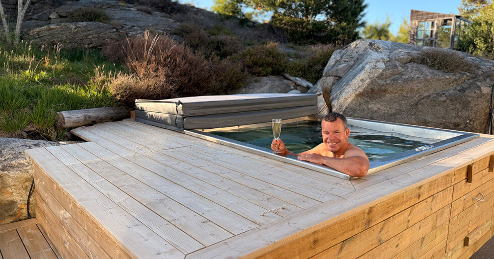 “Vi är jättenöjda och har badat väldigt mycket, ett par gånger i veckan. Jag är löpare och hoppar oftast i efter en löptur och tänjer på lite leder. Min fru älskar också att bada. Det är bara att lyfta på locket", säger Patrik Nilsson.