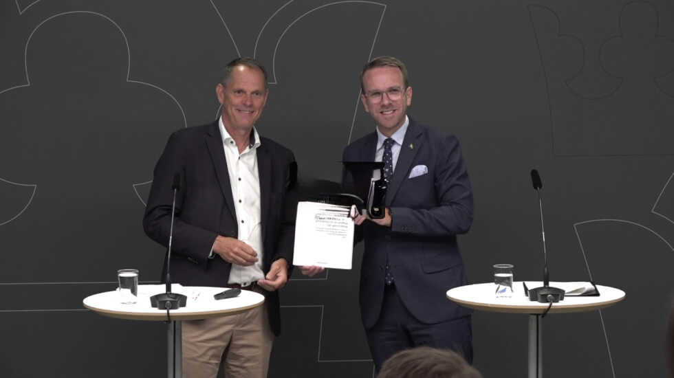Boverkets generaldirektör Anders Sjelvgren lämnade över rapporten till bostadsminster Andreas Carlsson. 