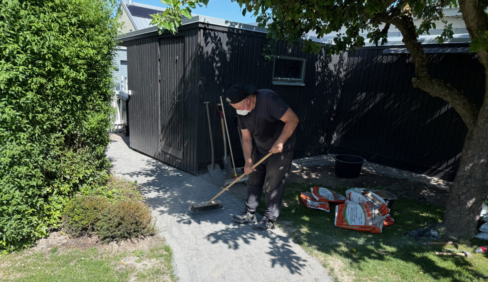 Stensättaren sopar hårdfog. 