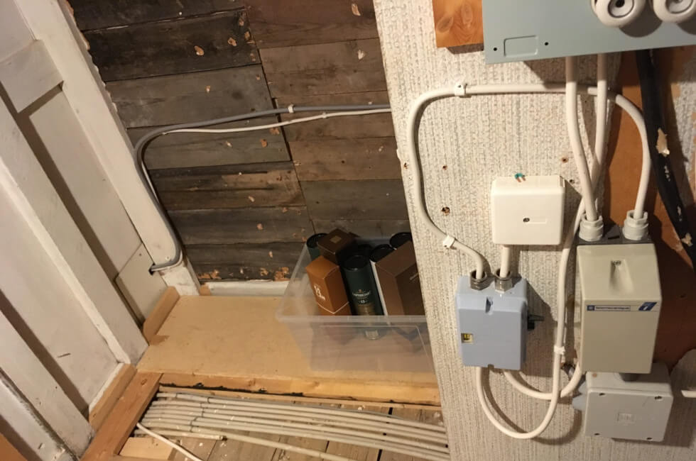 Elarbeten hemma hos medlemmen Isbj0ornen, dock inte de elarbeten den här artikeln handlar om.