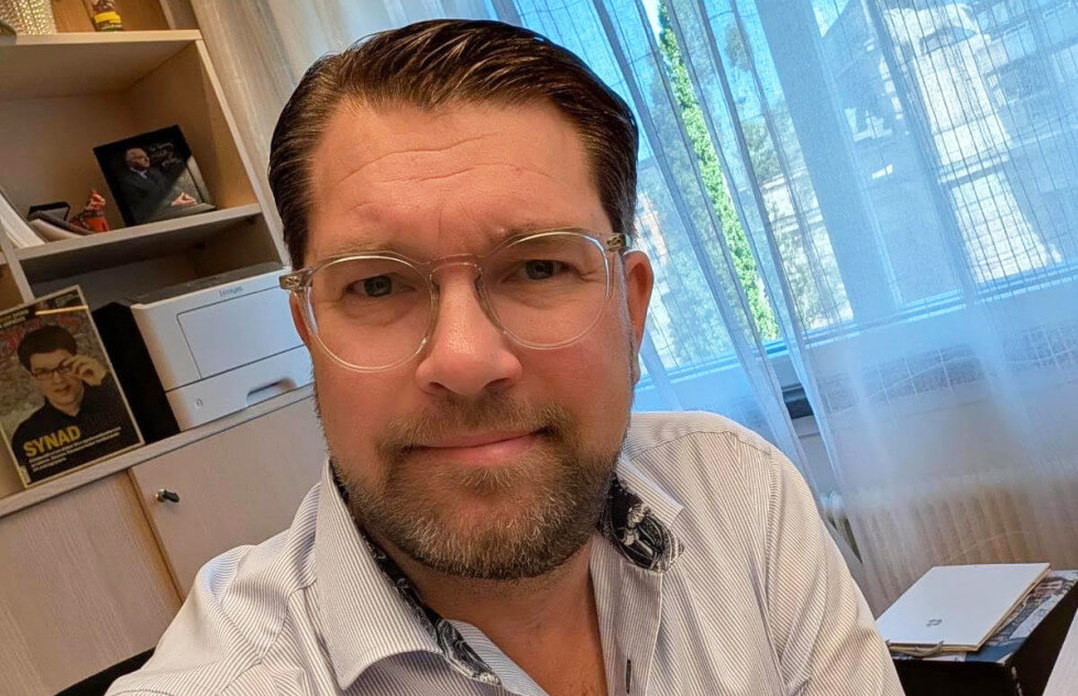 Här tar Sverigedemokraternas partiledare en selfie.