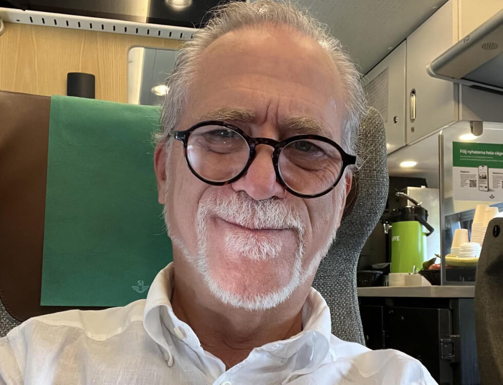 Här tar Miljöpartiets språkrör en selfie. 