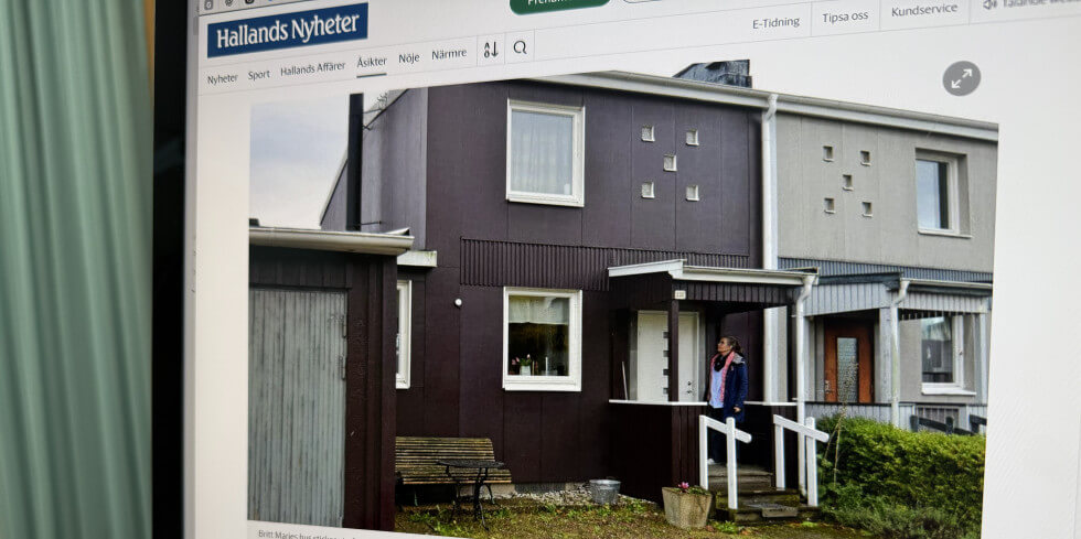 En insändare i Hallands Nyheter 2024 angående Britt-Maries auberginefärgade hus syns här på datorskärmen. 