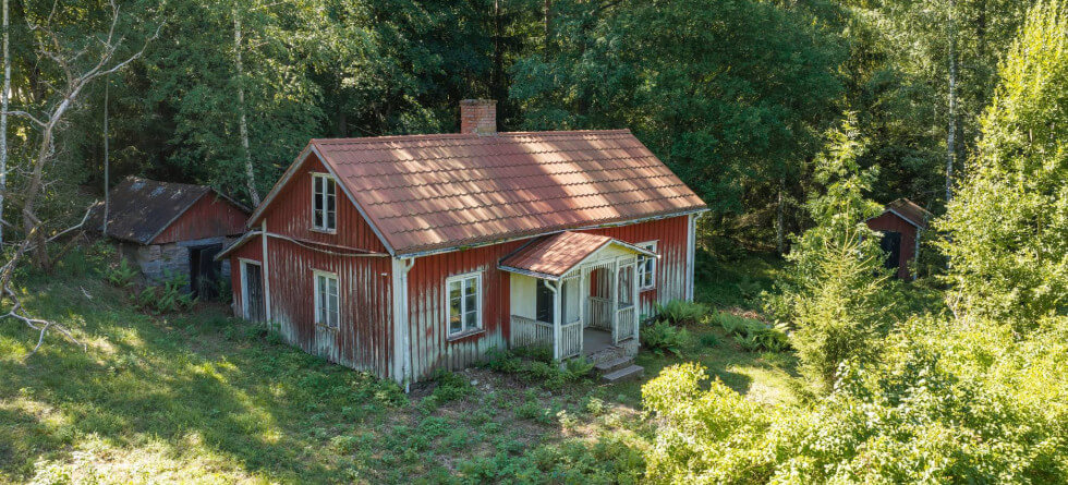 Ett öde hus i Södra Fjäll på en fastighet som säljs som en tomt för 100 000 kr. 