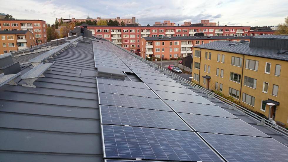 Solceller på ett tak i Järva.