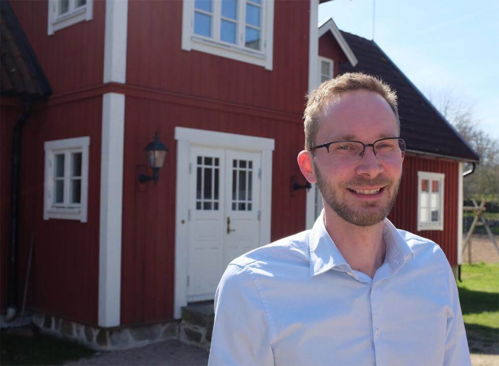 Andreas Johnsson framför sitt hus.