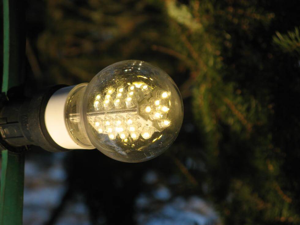 En LED-lampa i en julbelysning.