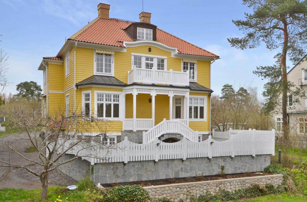 Böljande altanräcke vid det här huset på Lidingö.