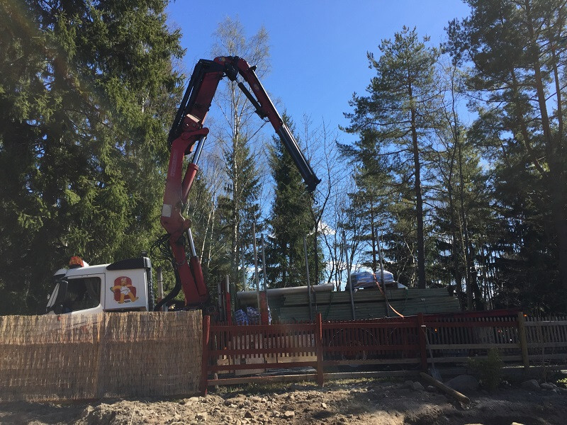 Här levereras trall från ett byggvaruhus.