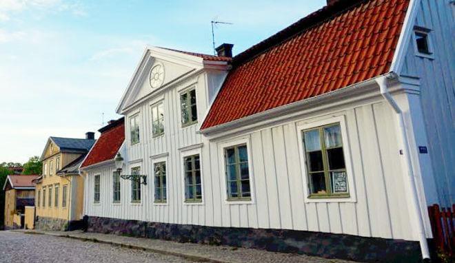 Booli har tagit fram statistik som visar att medelslutpriset för hus i Stockholm backar.