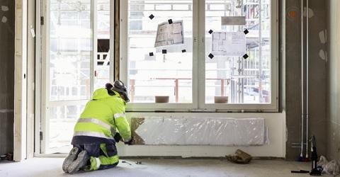 Flera branscher inom bygg- och installationsindustrin jobbar på övertid.