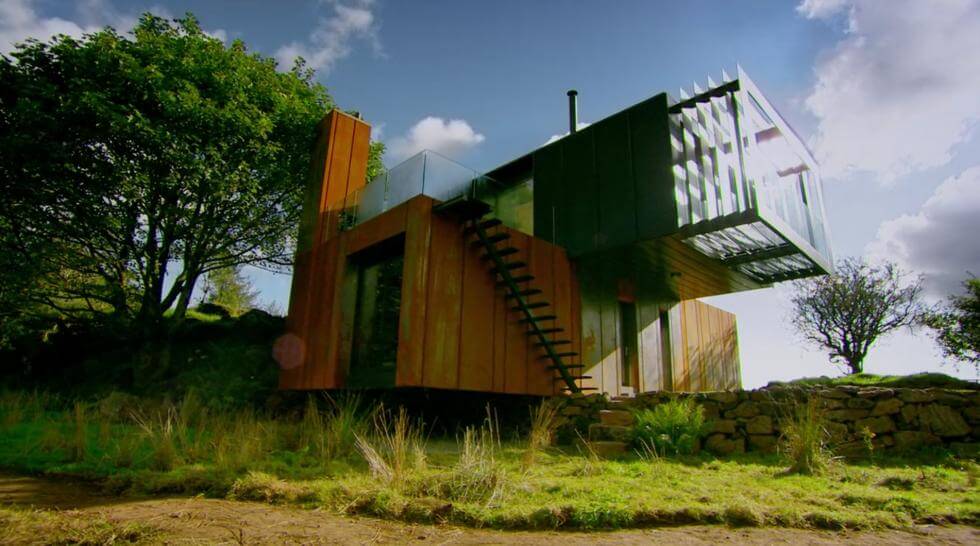 Patrick Bradley har ritat ett hus som han bygger av begagnade fraktcontainrar.