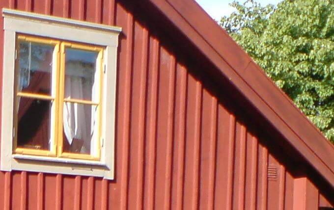 Fasad med kilsågad locklistpanel, ramsågad gran. 