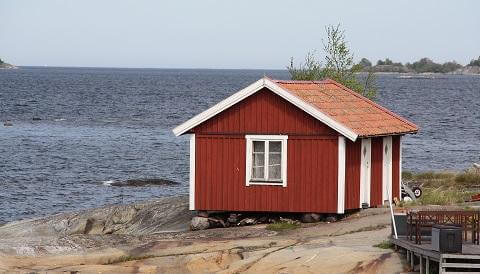 Många vill ha ett rött hus med vita knutar, gärna vid vattnet.