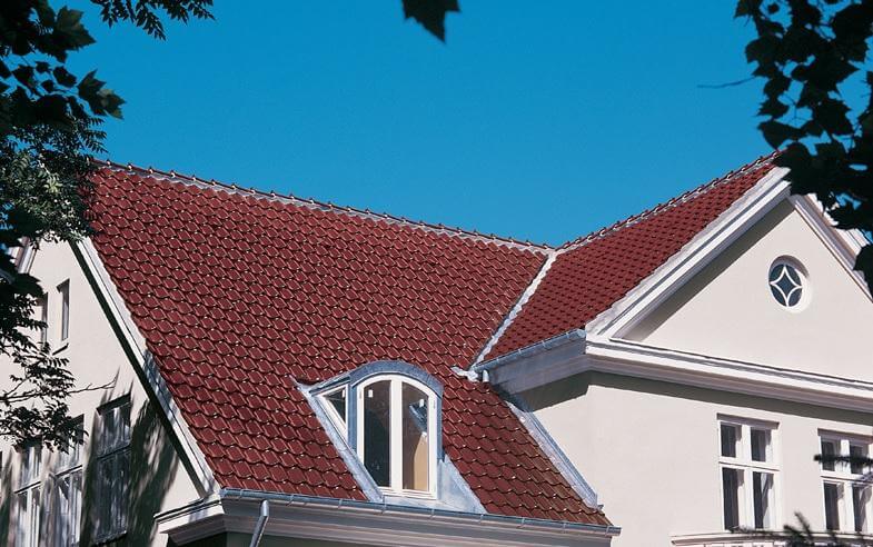 Glaserade takpannor är vackert, men kan under olyckliga omständigheter skapa en bländande effekt.