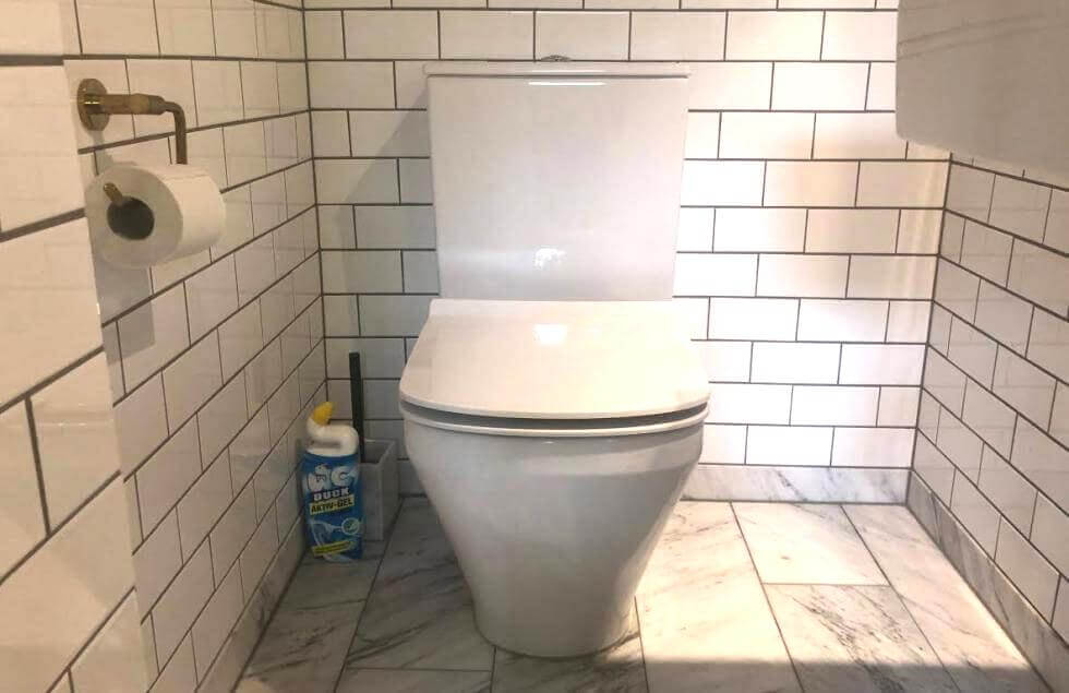 Golvstående toalettstol. 