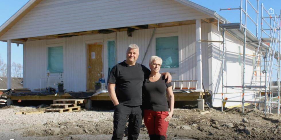 Ingemar och Helene har råkat ut för en fuskbyggare och tvingas bo i husvagn i 1,5 år.
