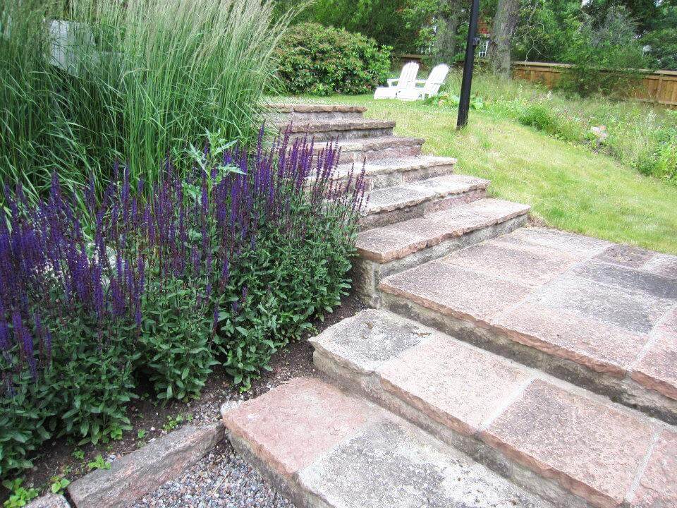 Foga plattorna och plantera växter tätt, är två sätt att minimera underhållet i en trädgård.