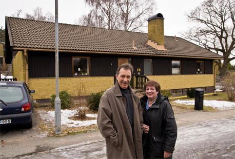 Mona och Henry Sjöström utanför sitt hus i Västra Frölunda