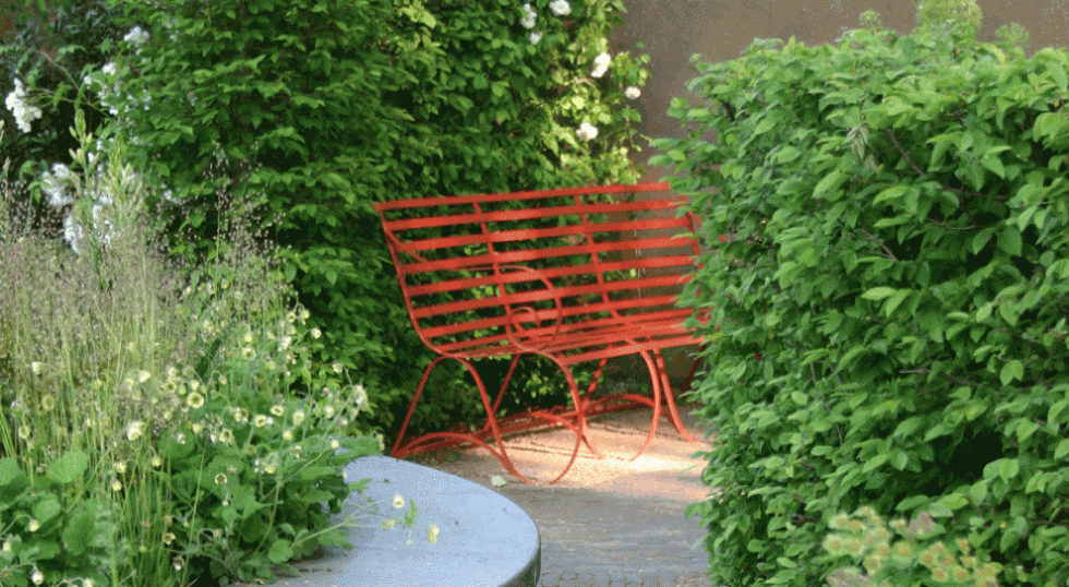 Insynsskyddad sittplats i trädgården.