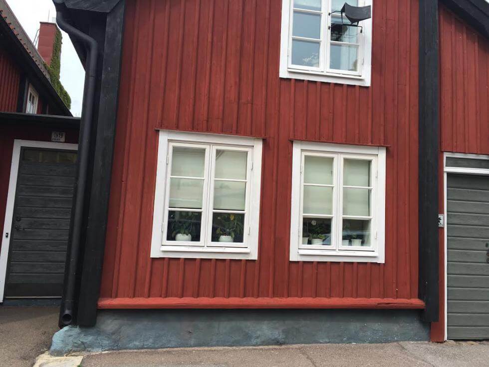 Hus i Kalmar med profilerad lockläkt.