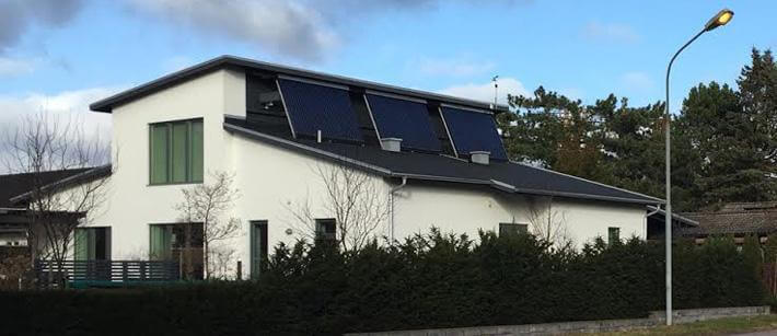 Ett hus med solceller i Skåne. 