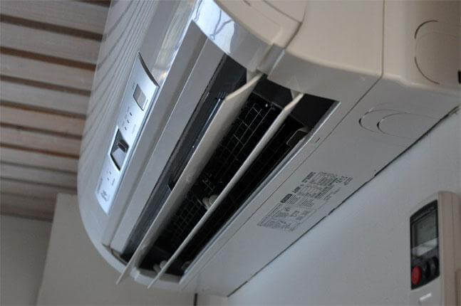 Det bör vara en behörig installatör som installerar värmepumpen.