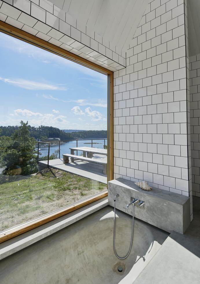 Badrum med badkar i betong