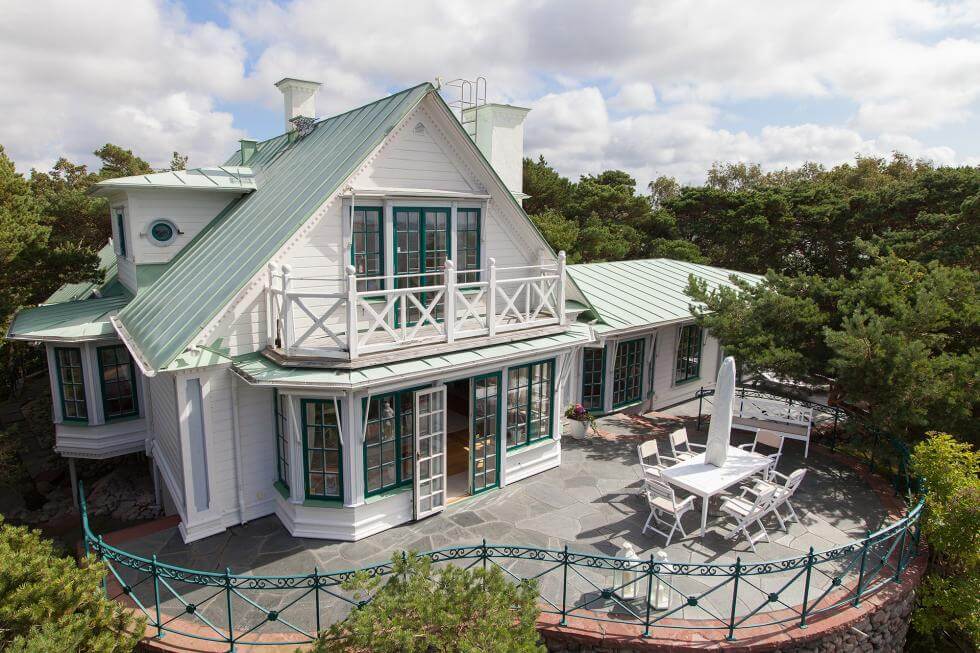 Uteplats med burspråk vid köket