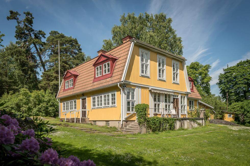 Sofieberg, en av få privatägda byggnader i Hagaparken har gul fasad och ljust grå detaljer enligt konstens alla regler. 