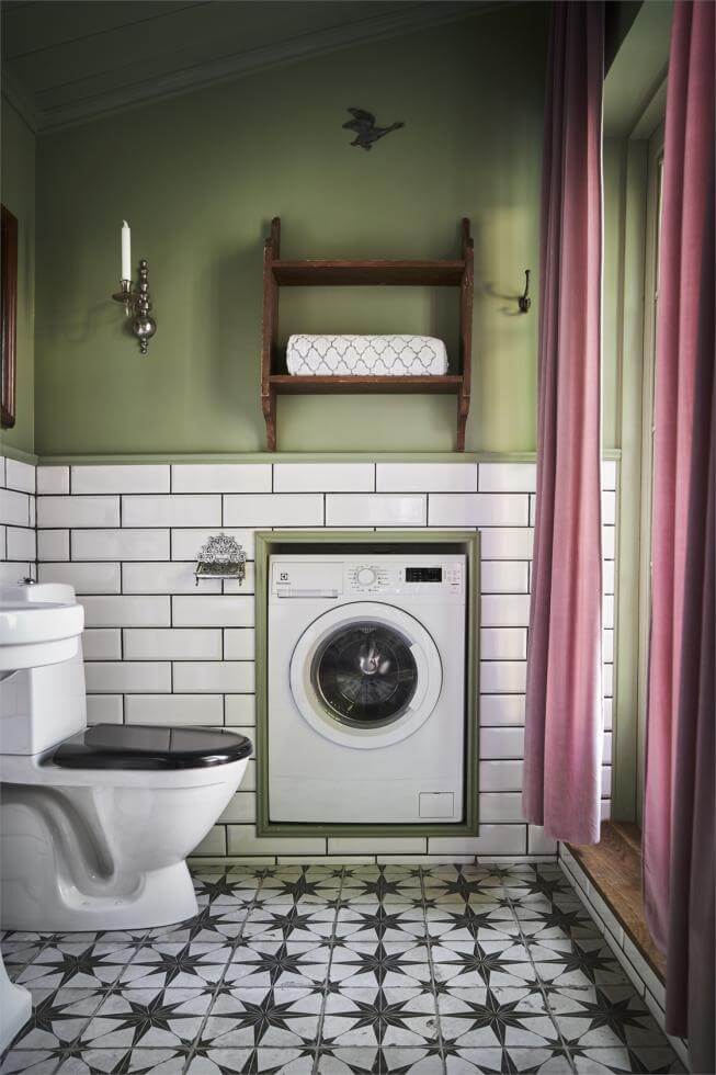Badrum med tvättmaskin