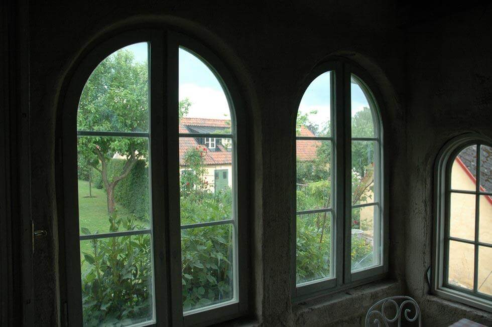 Gamla fönster från ett slottsannex