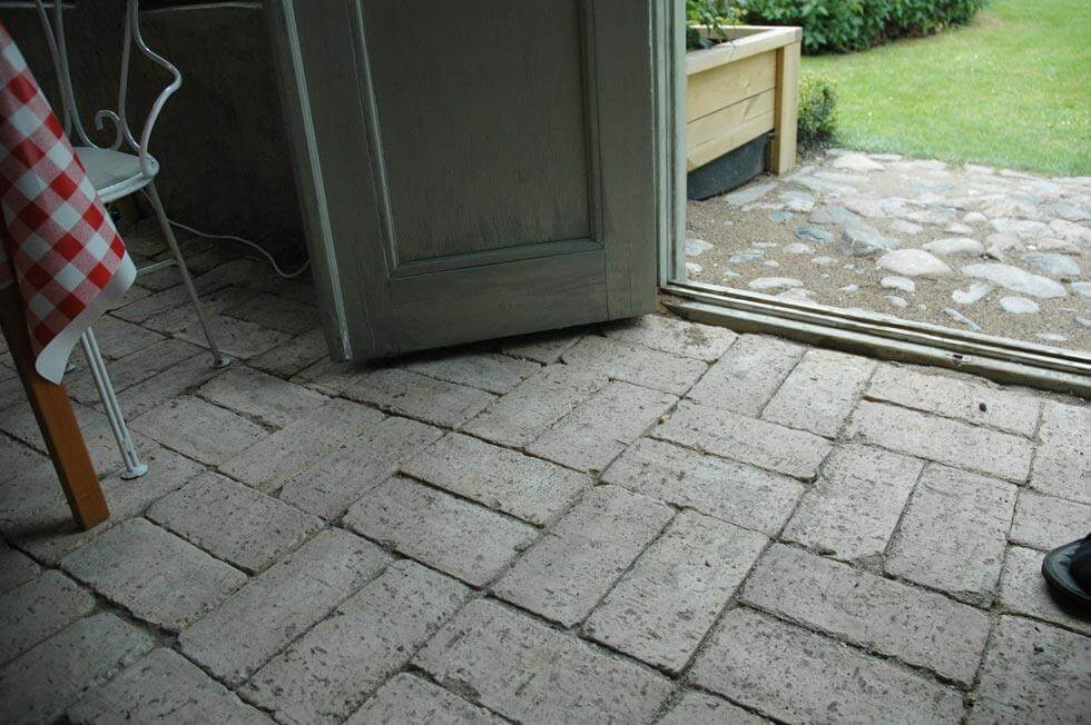 Handslaget tegel som golv