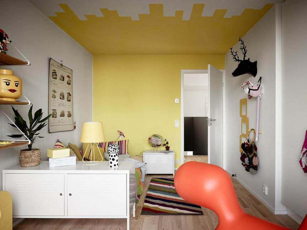 Barnrum med gula väggar