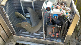 Krossar värmepumparna så att köldmediet sprutar ut 