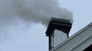 Anmäler granne för jobbig rök från braskamin