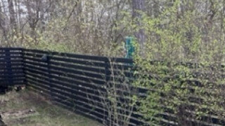 Granne lovat att vi kan bygga skjul nära tomtgräns, nu säljer de