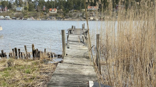 Brygga som visar sig stå på grannfastigheten