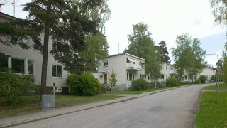 Bygglov och detaljplan – komplementbyggnad godkänd nära tomtgräns